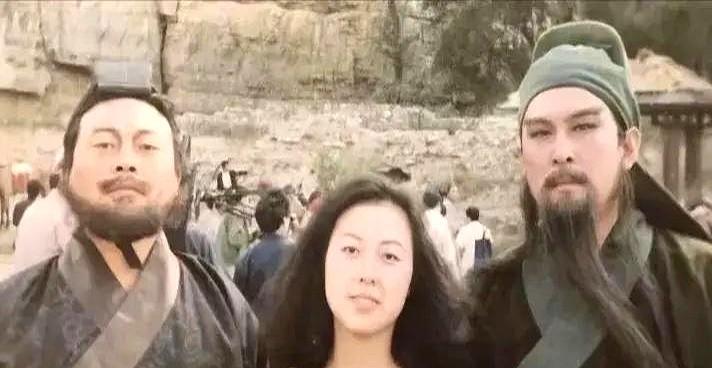 这张合影不是穿帮，是特意安排的！

94版《三国》片场，关羽和张飞中间，怎么站着