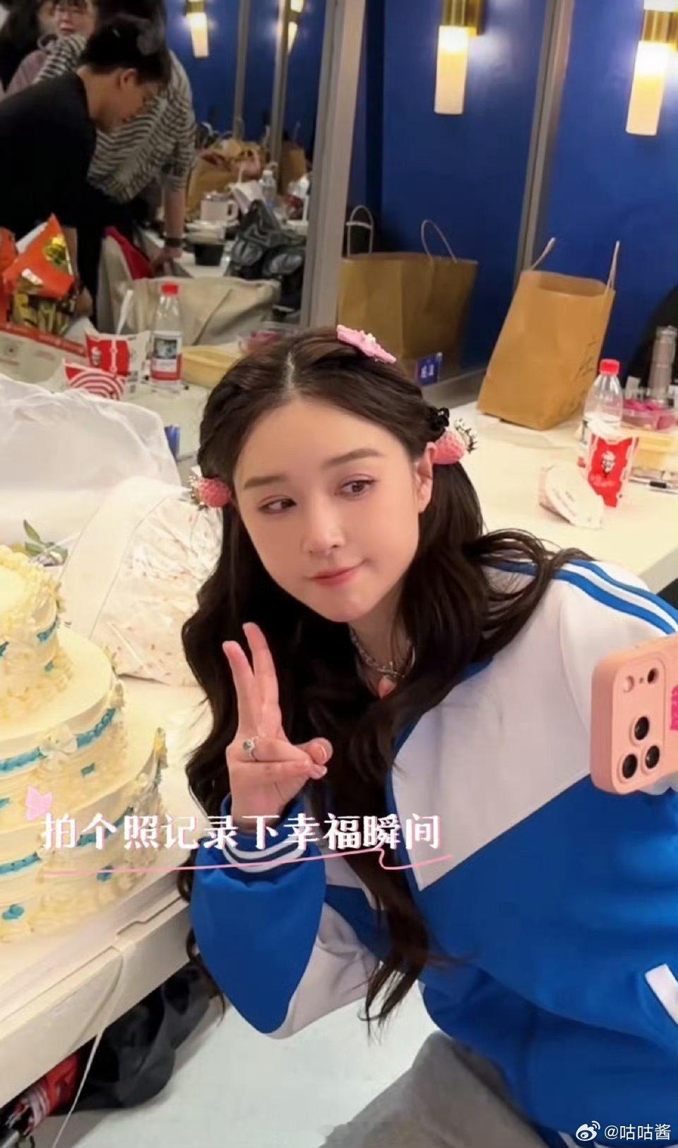 徐洁儿特意给阚清子买的蓝色蛋糕哇，徐洁儿特意给阚清子定了蓝色蛋糕，和她初舞台同色