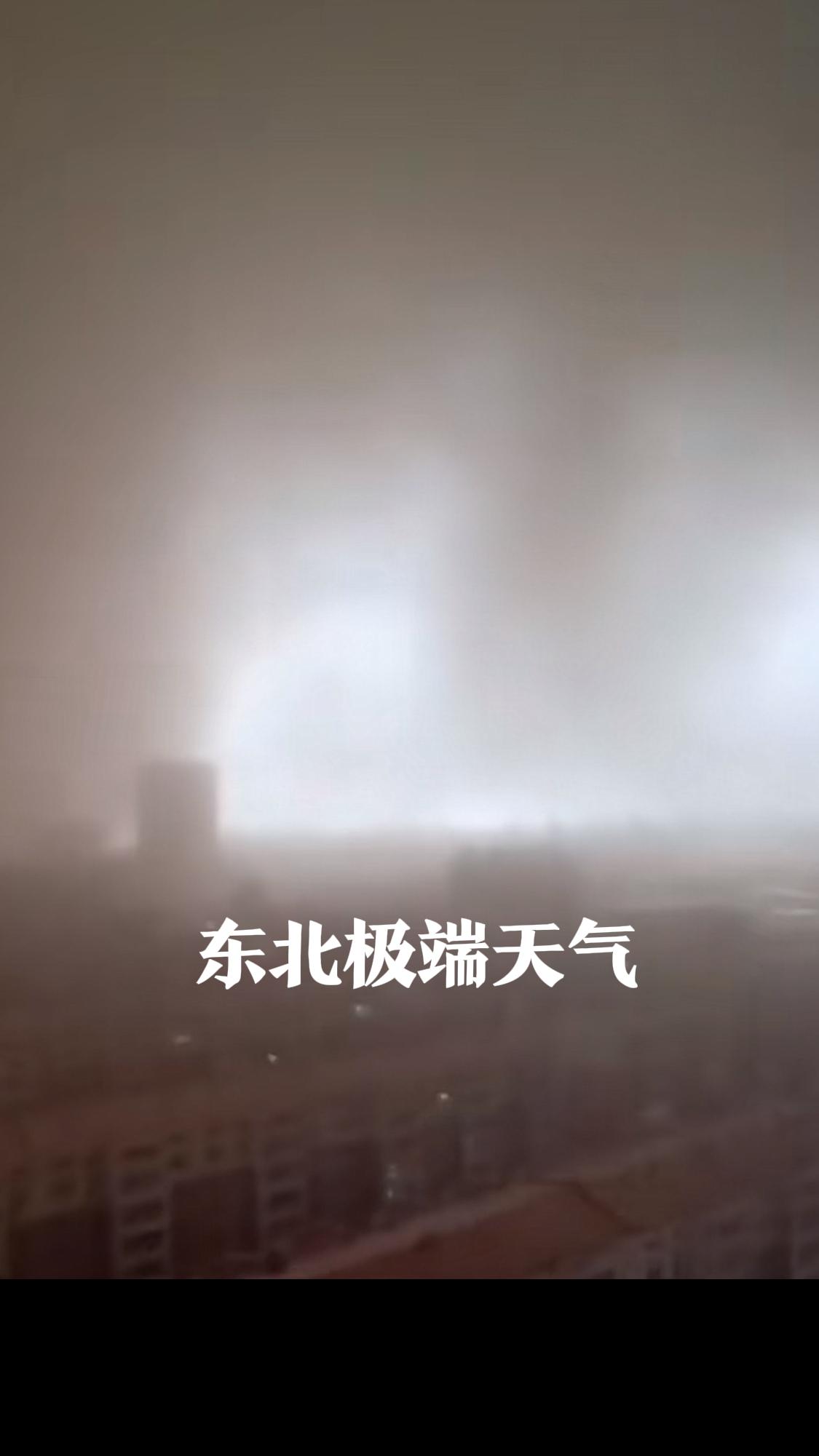 第一次经历这么恐怖的狂风  黄沙直接吞噬整座城市

谁亲眼见过黄沙凭空立起高墙，