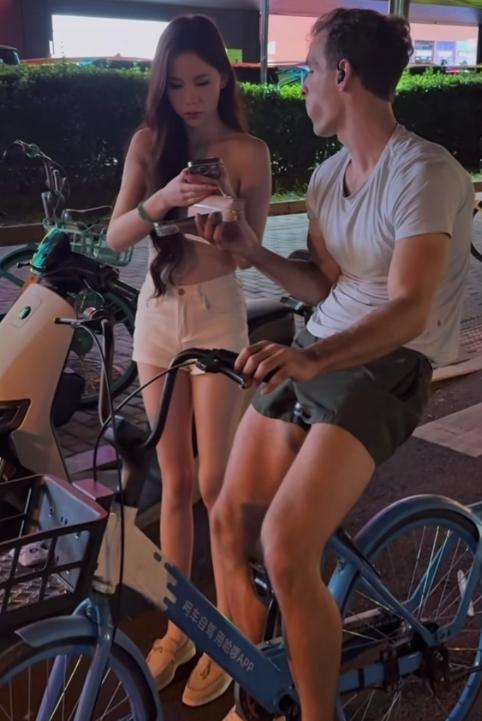 女孩在大街上被一个外国大叔搭讪，女孩很开心，拿出手机加了大叔的联系方式
大叔凑过