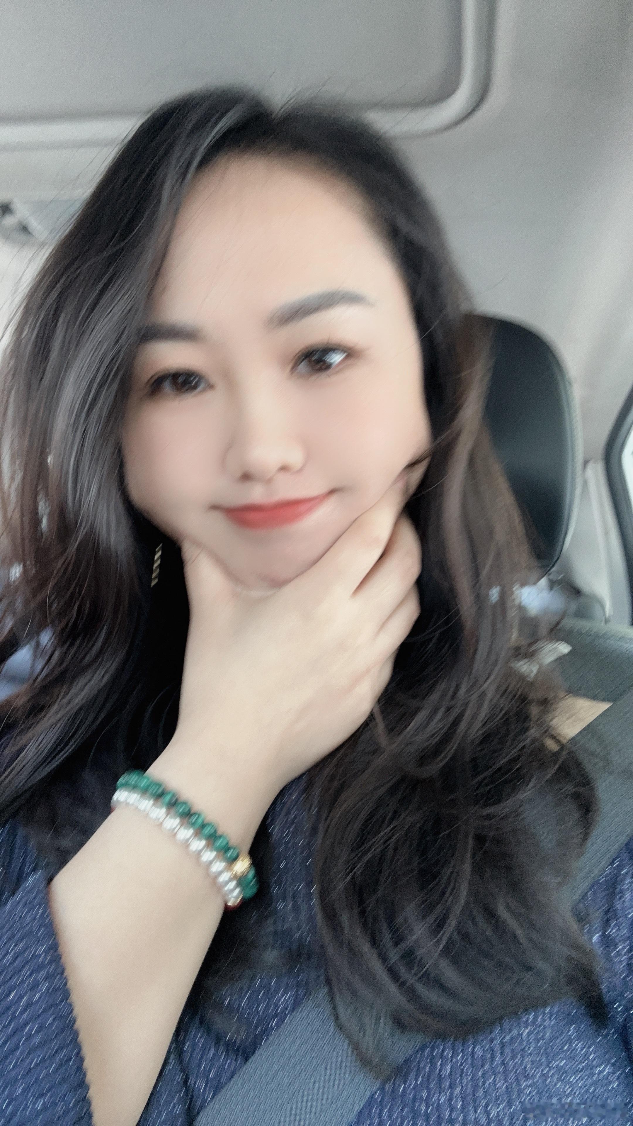 五一快乐🎉五一今日穿搭(ootd) 买了双新鞋子，带着圆嘟嘟的脸，出发去车展咯