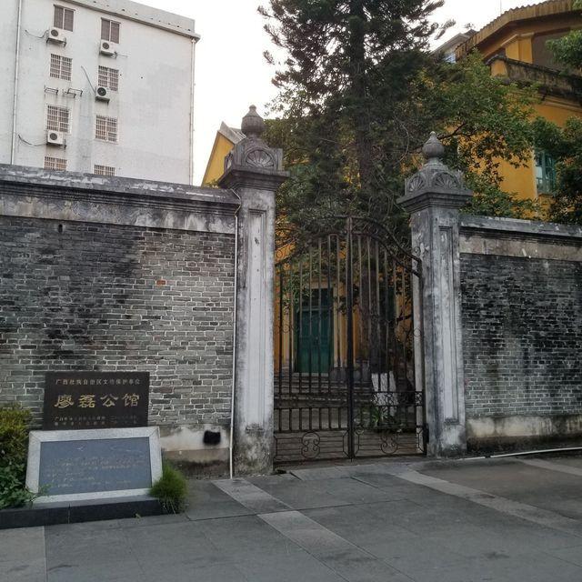 广西陆川县最近惹众怒了！

一个当年把枪口对准老百姓、大肆屠杀革命前辈的人，老家