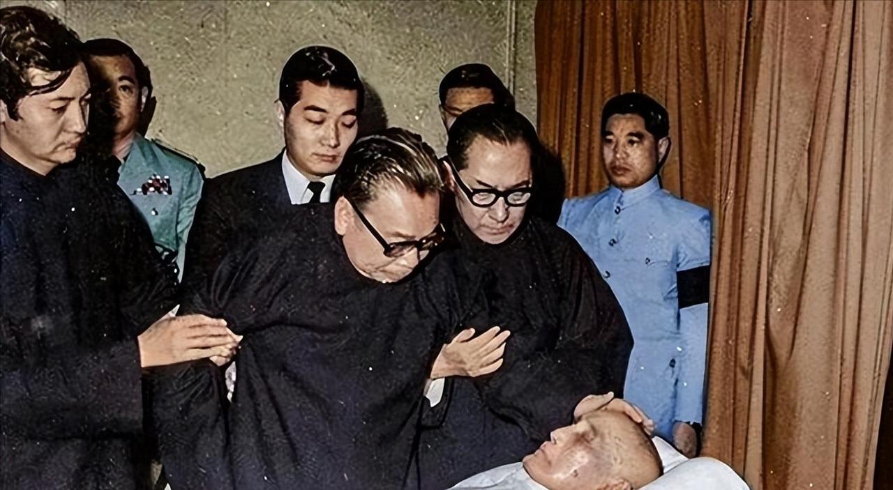 1975年，蒋介石在台湾病逝。入殓时，蒋经国按照老家习俗，给他穿了7条裤子和7件