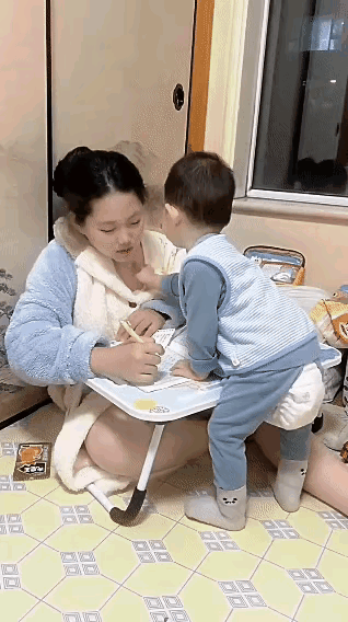 对于淘气的小孩子，有时候是需要给一些颜色看看，这个女孩子做法是正确的，不能一味的