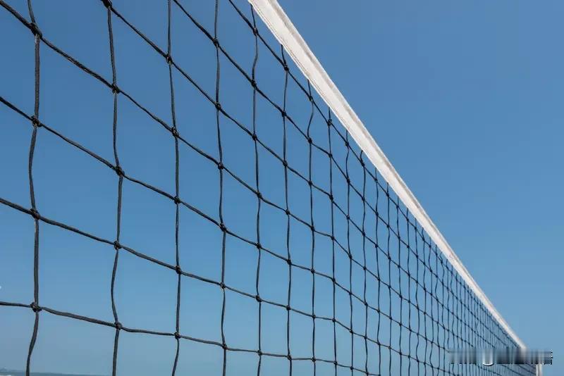 排球场上主打一个快乐至上！网前拦网是霸气，后排防守是默契，每一次扣杀得分，都是青