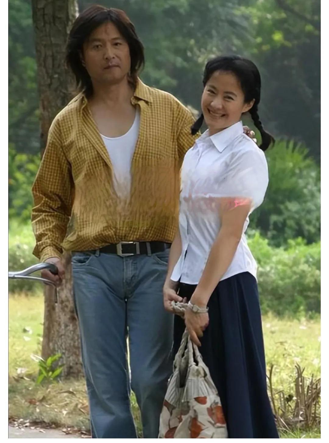 她是中国内地著名演员，毕业于北京电影学院。她的代表作品包括电影《凤凰琴》、《红粉