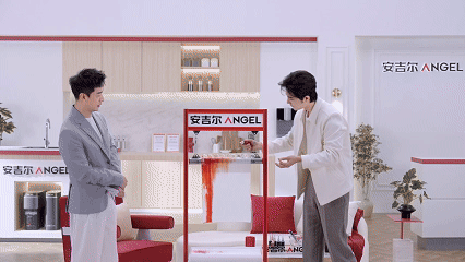 肖战用冰块画了一幅画 肖战用冰块作画，氛围感拿捏得恰到好处。暖色与冷色在冰上自然