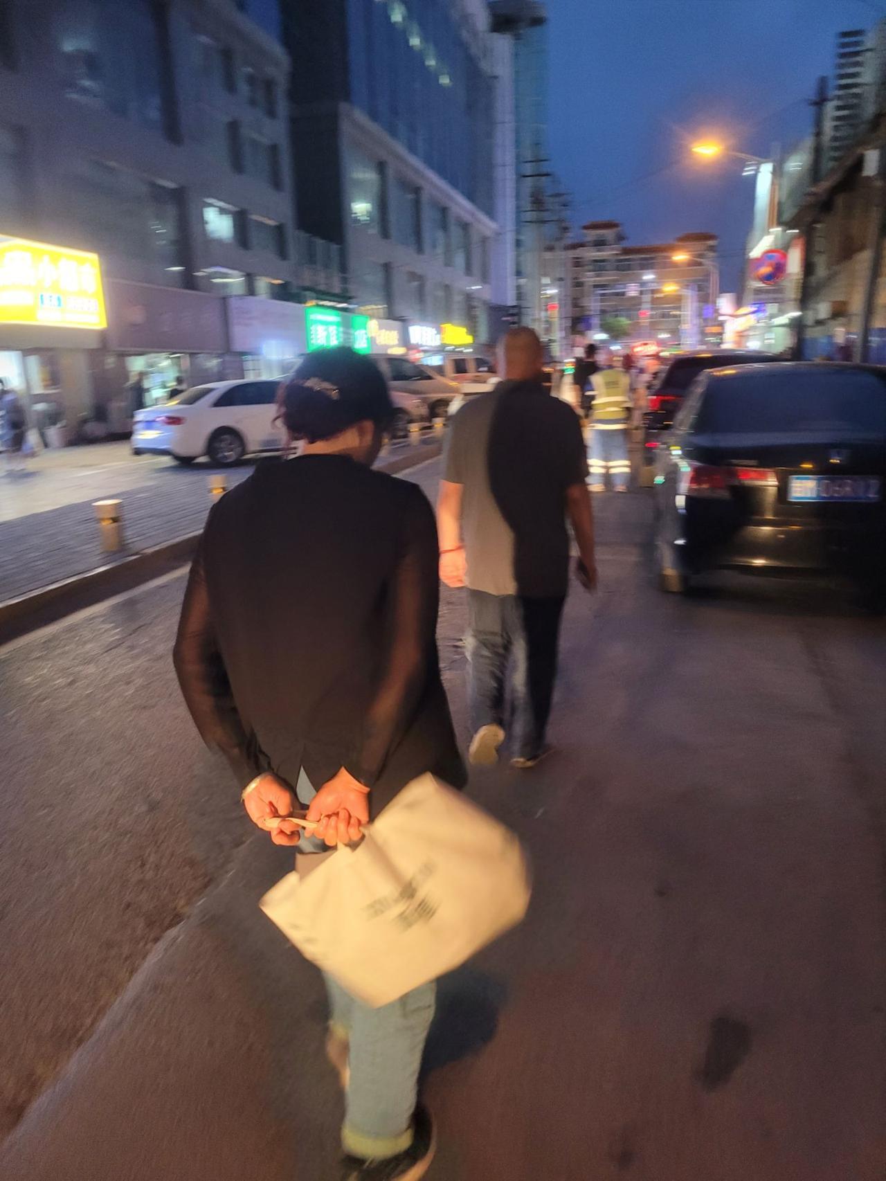 端午节假期，老公的奶奶偷偷给了我一张28万的存款，她让我恰当时候转交婆婆。

自