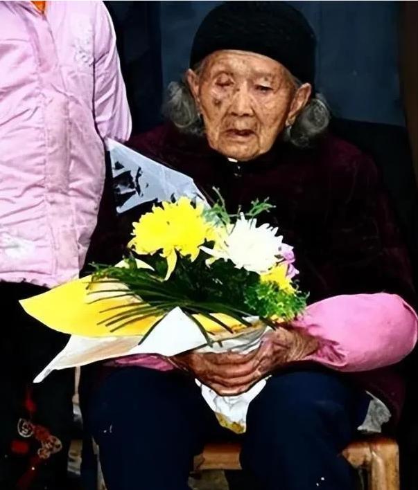 7子参军全“阵亡”，58岁母亲哭瞎双眼，1949年门外突然传来熟悉的声音，一声“