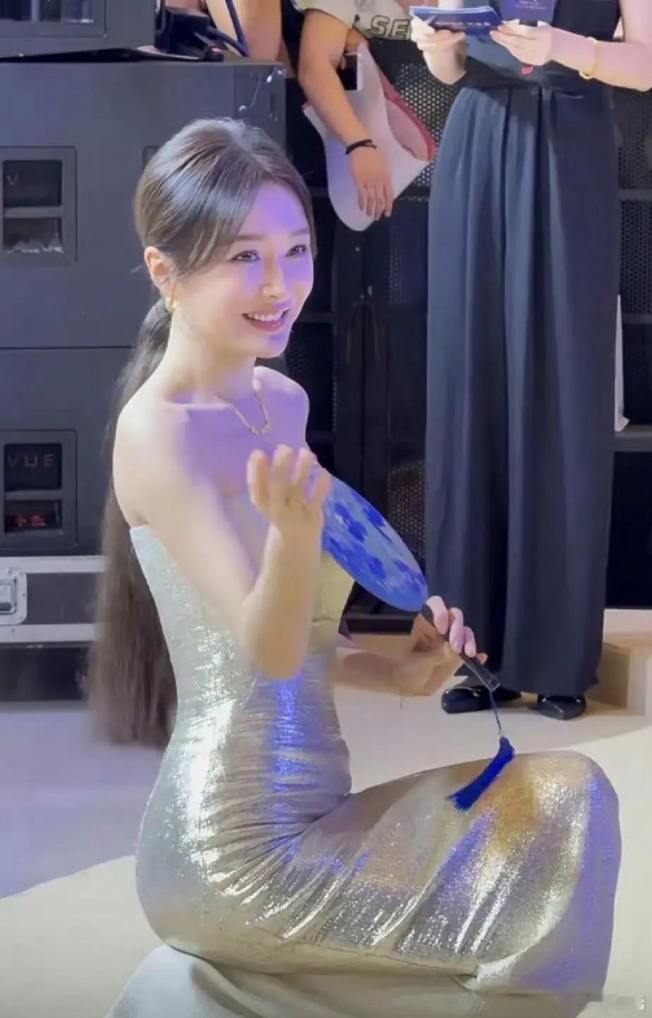 秦岚的小肚子，让我释怀了！原来身材再好的女明星也是会有肚腩的 ​​​