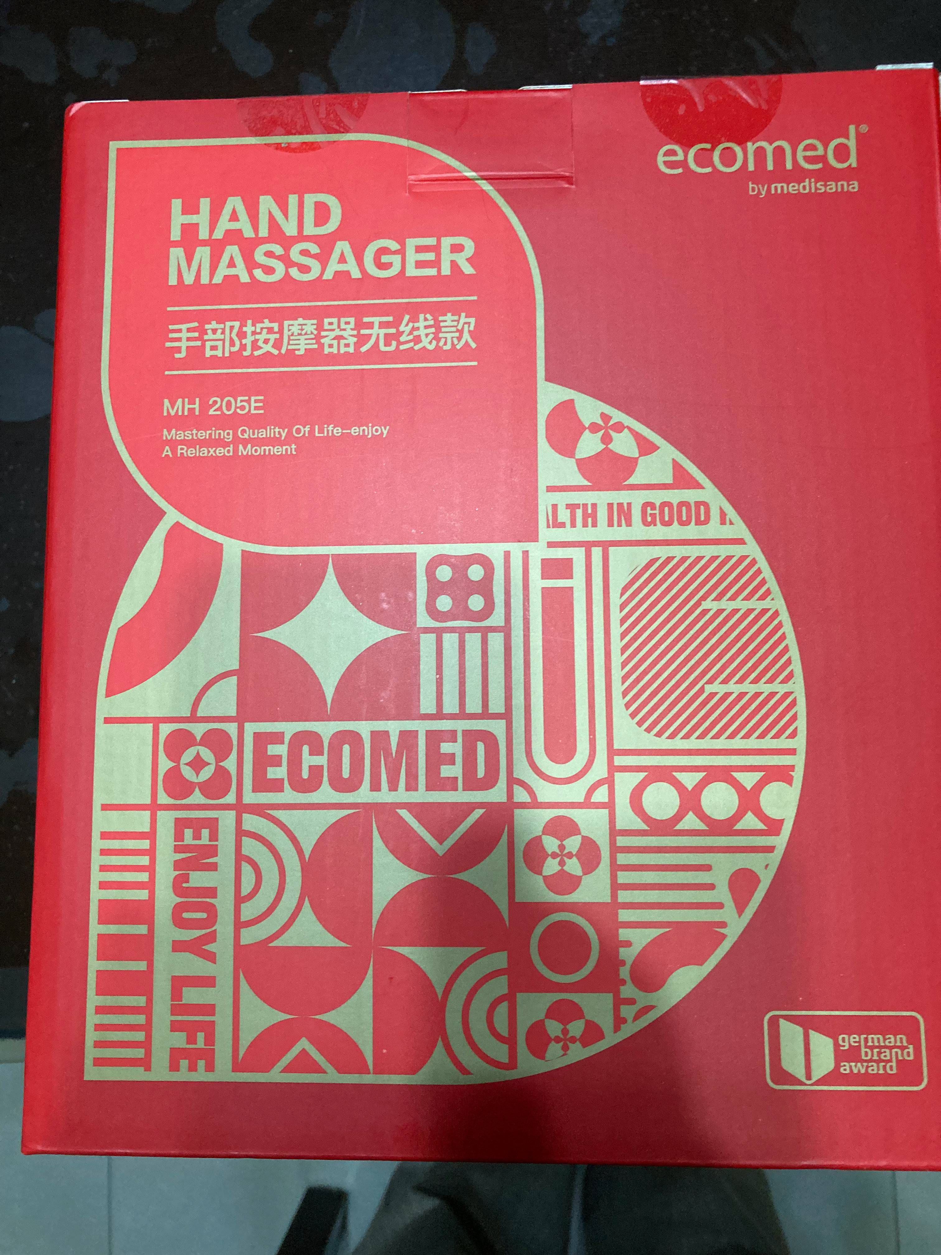 女儿的母亲节礼物[挤眼]知道我绣花绣到腱鞘炎发作了[嘻嘻] ​​​