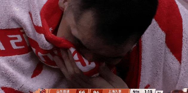 山东硬汉陶汉林哭了！

今晚，山东男篮以68-96惨败上海，无缘半决赛，本赛季征