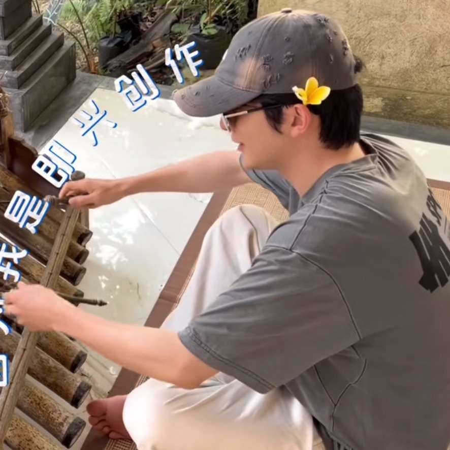 这小姑娘怎么还给自己别朵花啊 ​​​