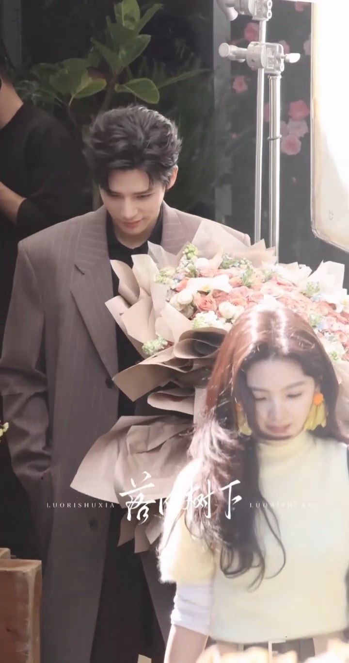 穿着大衣手捧鲜花深情地看着你……到底有谁能拒绝这个王安宇王安宇大衣手捧花造型王安