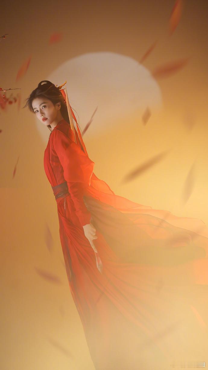 白鹿残梅映血  白鹿白月梵星红衣大片  白鹿的表现力堪称一绝！在这组大片里，她将