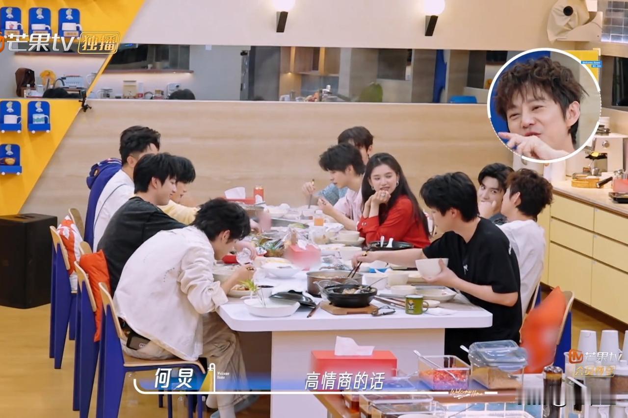 何炅笑着反问在场嘉宾：“你们知道长沙人，如何委婉高情商表达一个东西难吃吗？”全场
