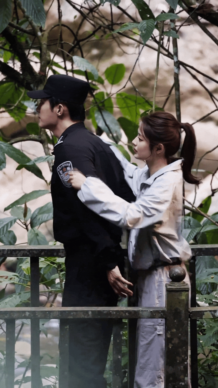 原来昨天我在抖看到的那个厉泽川把温医生护在身后的双人路透截图动起来是这样的！是背