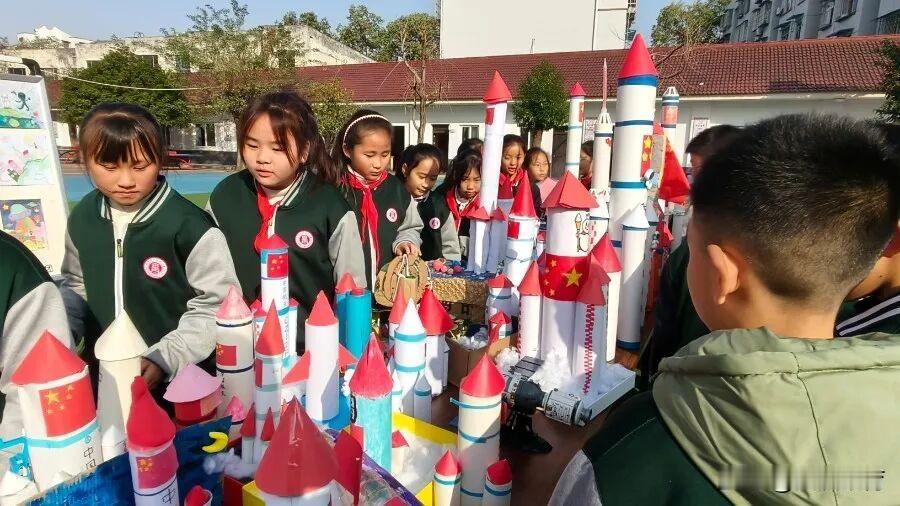 汉中市伞铺街小学以“‘趣’玩科技，‘智’造未来”为主题的校园科技节圆满落幕。各年