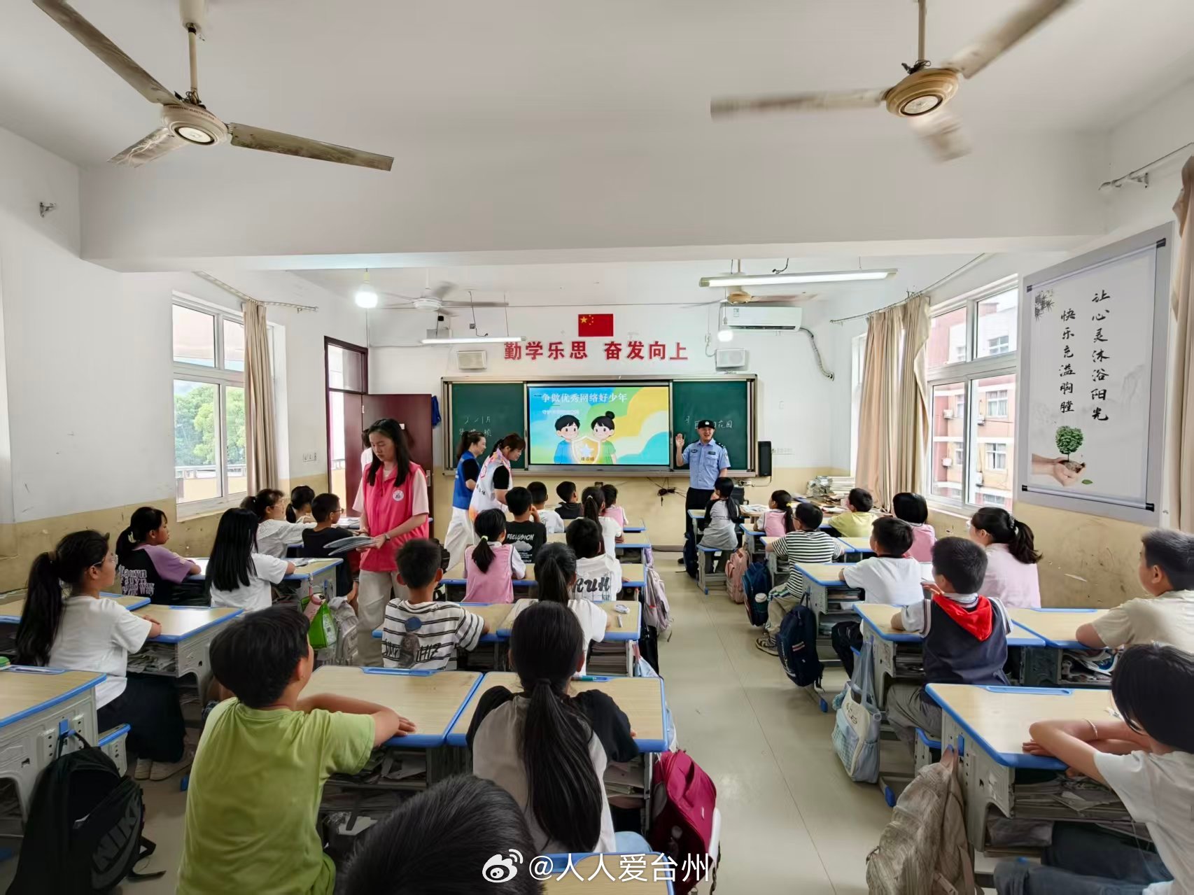 台州志愿者携手民警为少年撑起清朗网络晴空 近日，台州三门县“扫黄打非”办联合珠岙