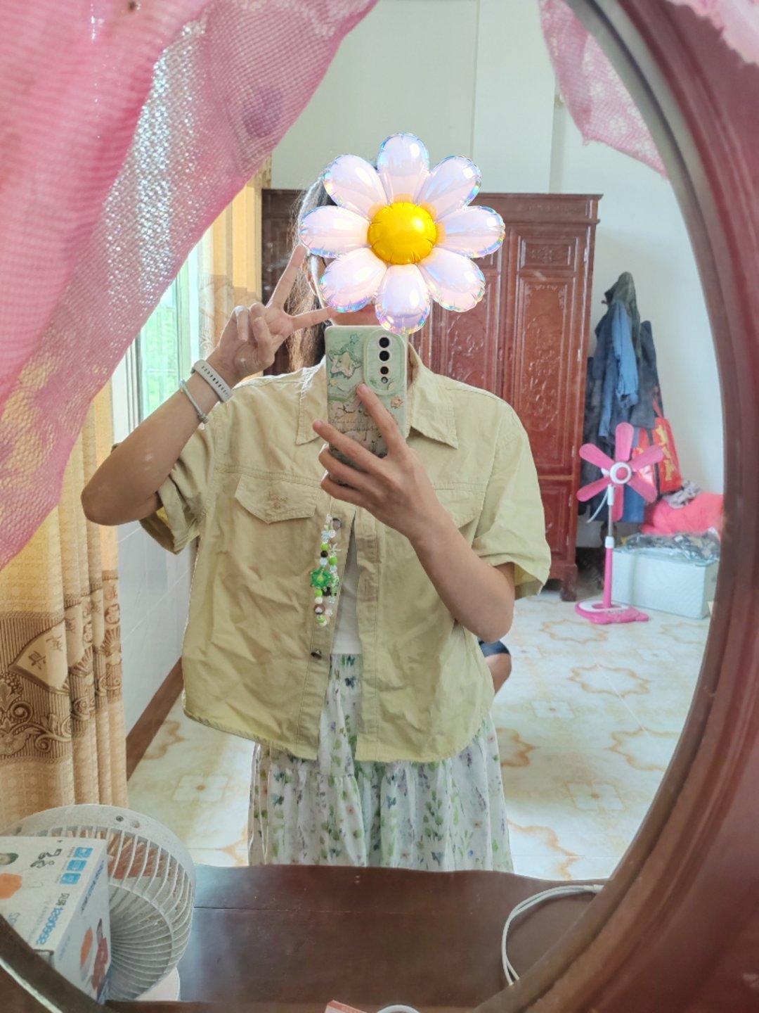 上街买美食在家穿的人模人样就是要出门 