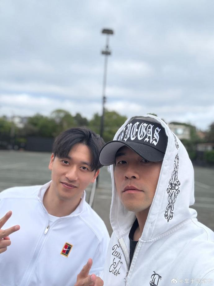 #周冠宇周杰伦网球场合照# 周冠宇又晒和周董的合照啦！这次是在网球场！ 