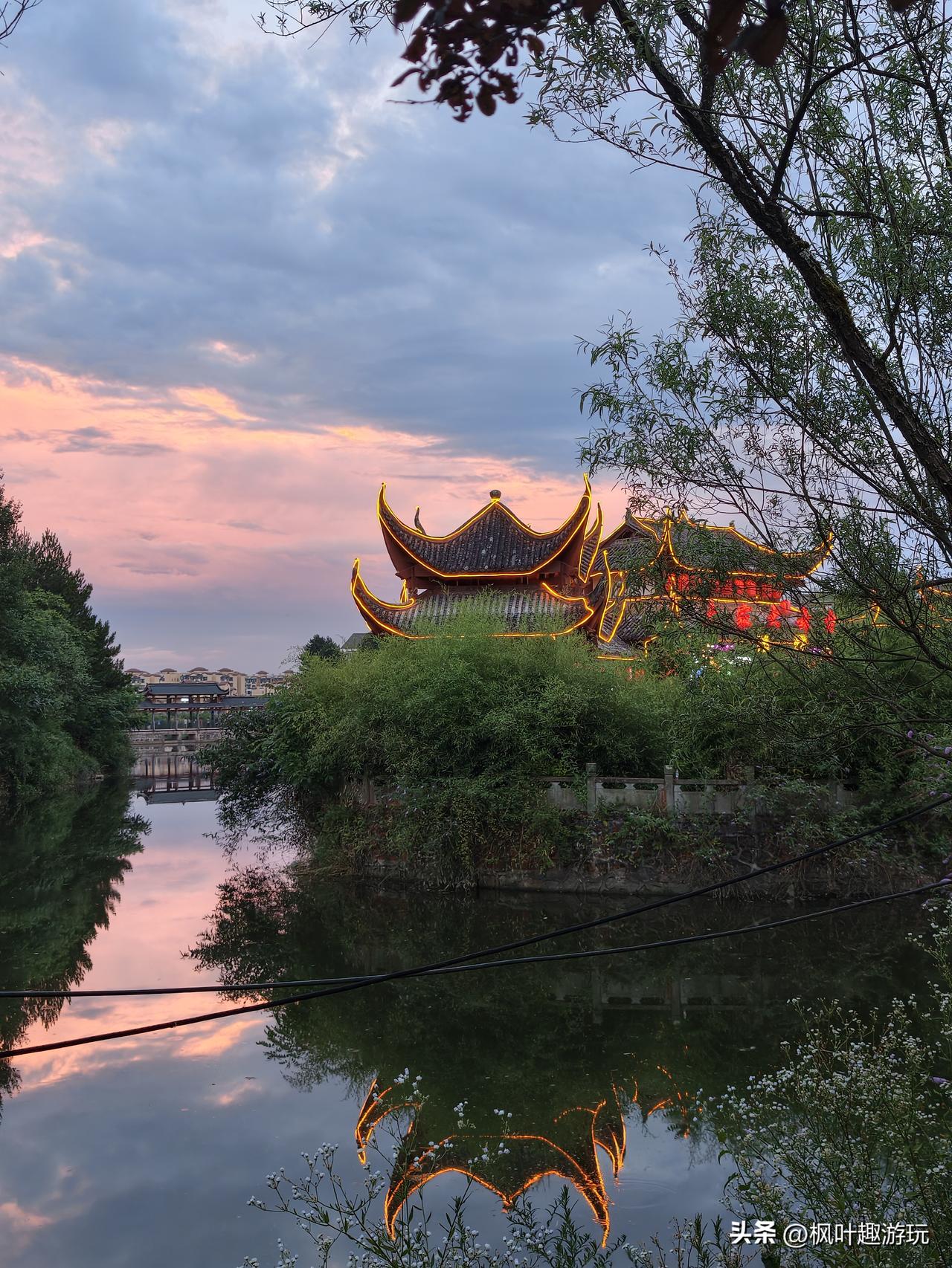 黄水体育公园，位于镇中心区域，体育场地和设施很齐全，早晚运动锻炼的人很多。图为公