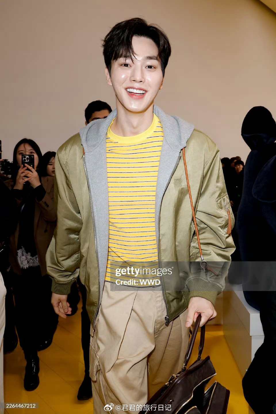 韩国男演员宋江现身巴黎时装周罗意威秀 