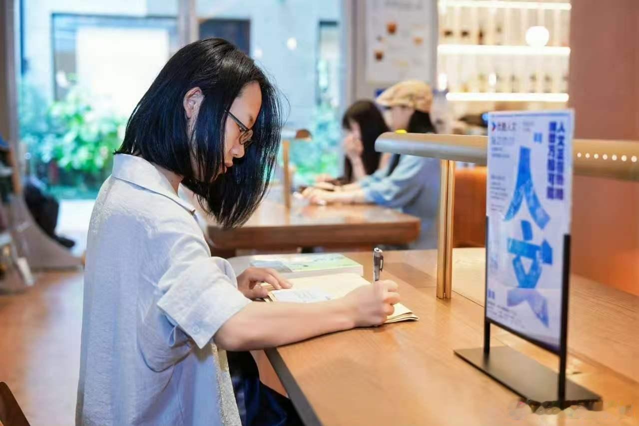上海高考生的迷茫被陌生人治愈深陷自我怀疑与前路迷茫时，人文永远是能接纳所有情绪，