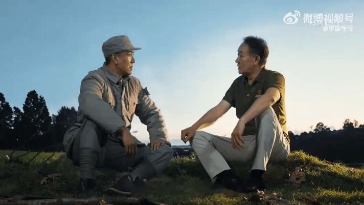 在一档节目里，李幼斌和屏幕里的“李云龙”来了场跨时空对话。看着画面里自己演的李云