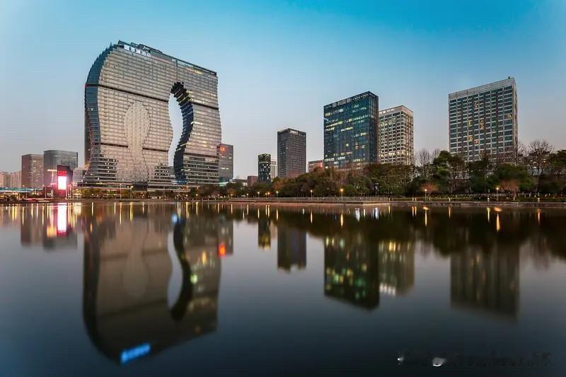 杭州楼市今年还是没能涨起来。
虽然网上一直都有人说今年股市大涨，很多青年才俊从股