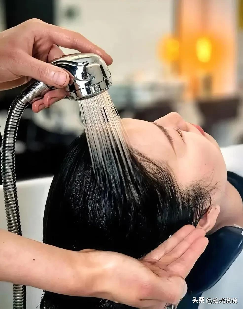 央妈都给咱科普了！
一直以为头发只要洗得勤、吹得干，就能又顺又亮，结果央妈一提醒