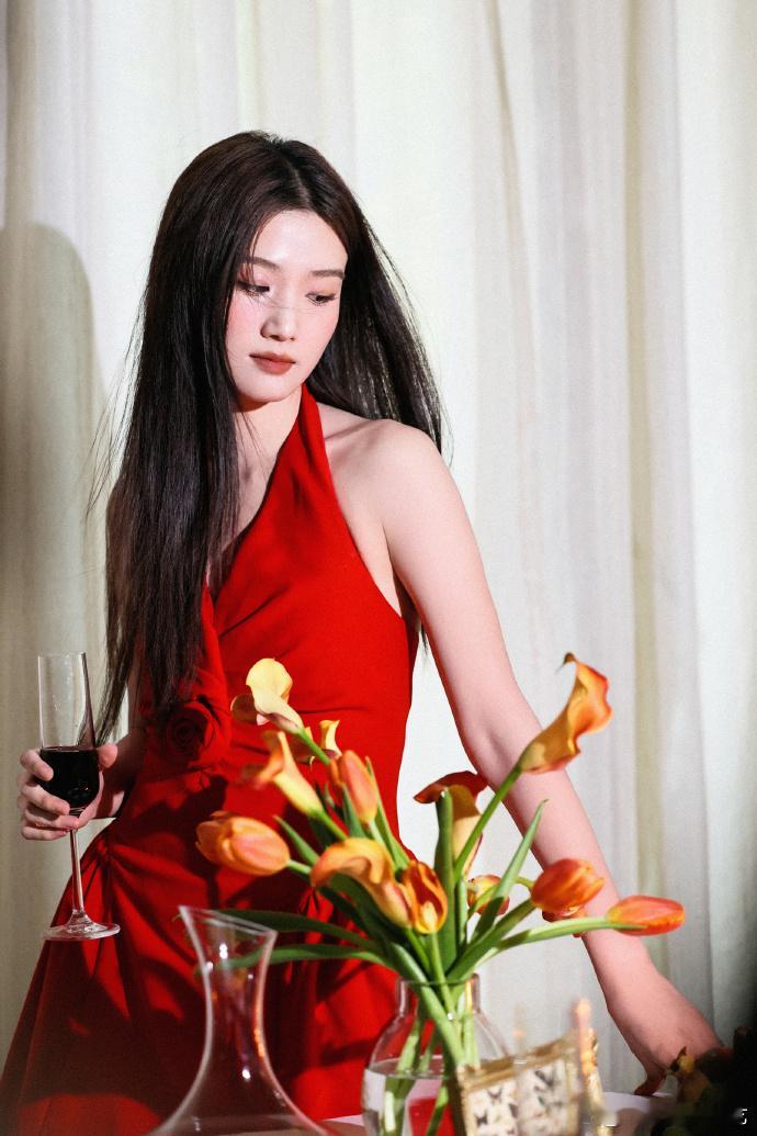 卢昱晓港式复古红裙  卢昱晓V领挂脖红裙简直就是美的让人移不开眼球了呀，港式复古