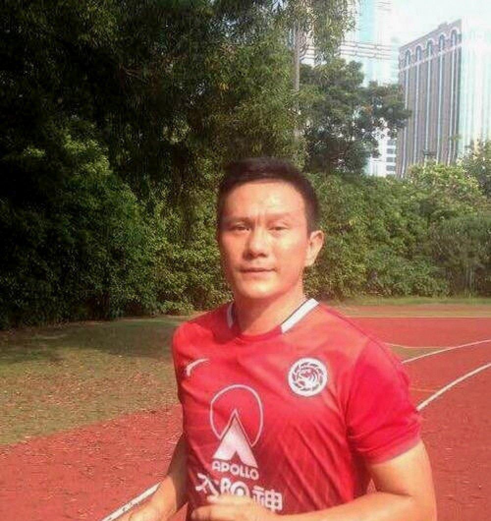 在中国足坛，彭伟军是一个被严重低估的“悲情符号”。他是国脚彭伟国的亲弟弟，是甲A