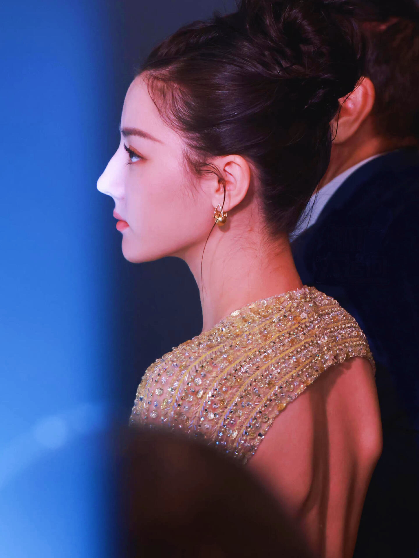 说真的自从热巴从迪拜平安归来后我对她的包容度是100%看到广场上有人吐槽她的妆造