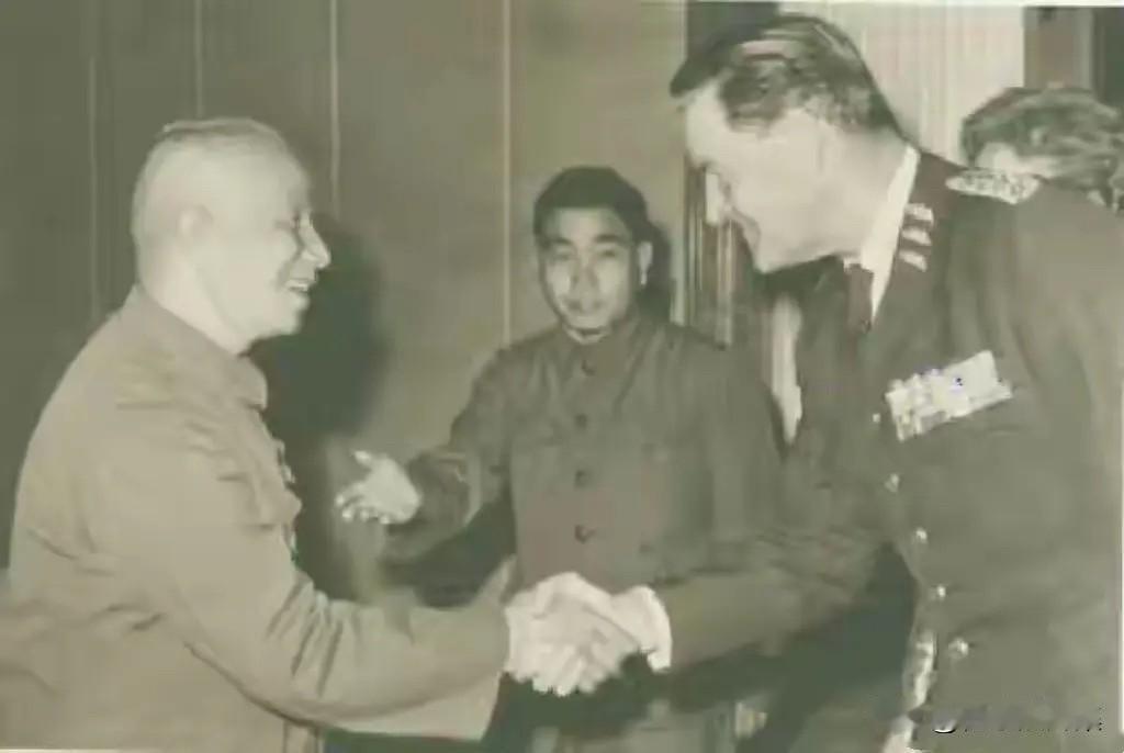 1977年10月，中央军委常委的粟裕将军（左一）会见瑞典三军总司令辛内格伦（右一