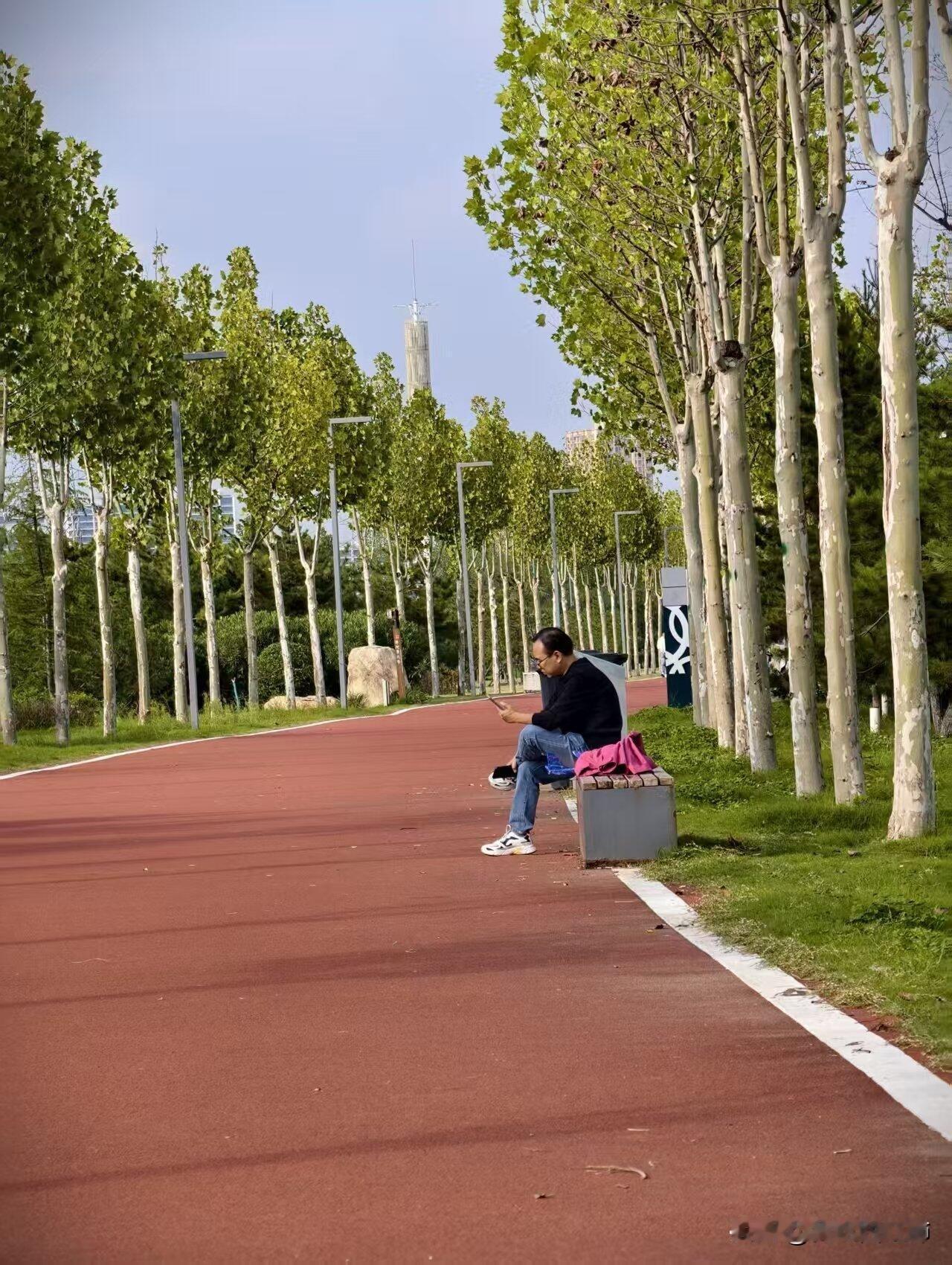 我真是受不了我老公了
45的年纪，马上46了
大晚上的突然问我
要不咱们生个二胎