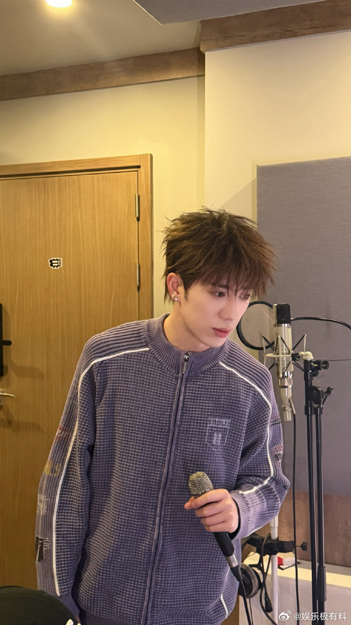 鹭卓狼尾初见雏形鹭卓男友风六宫格被鹭卓的男友风六宫格戳中！狼尾发型初见雏形，痞帅