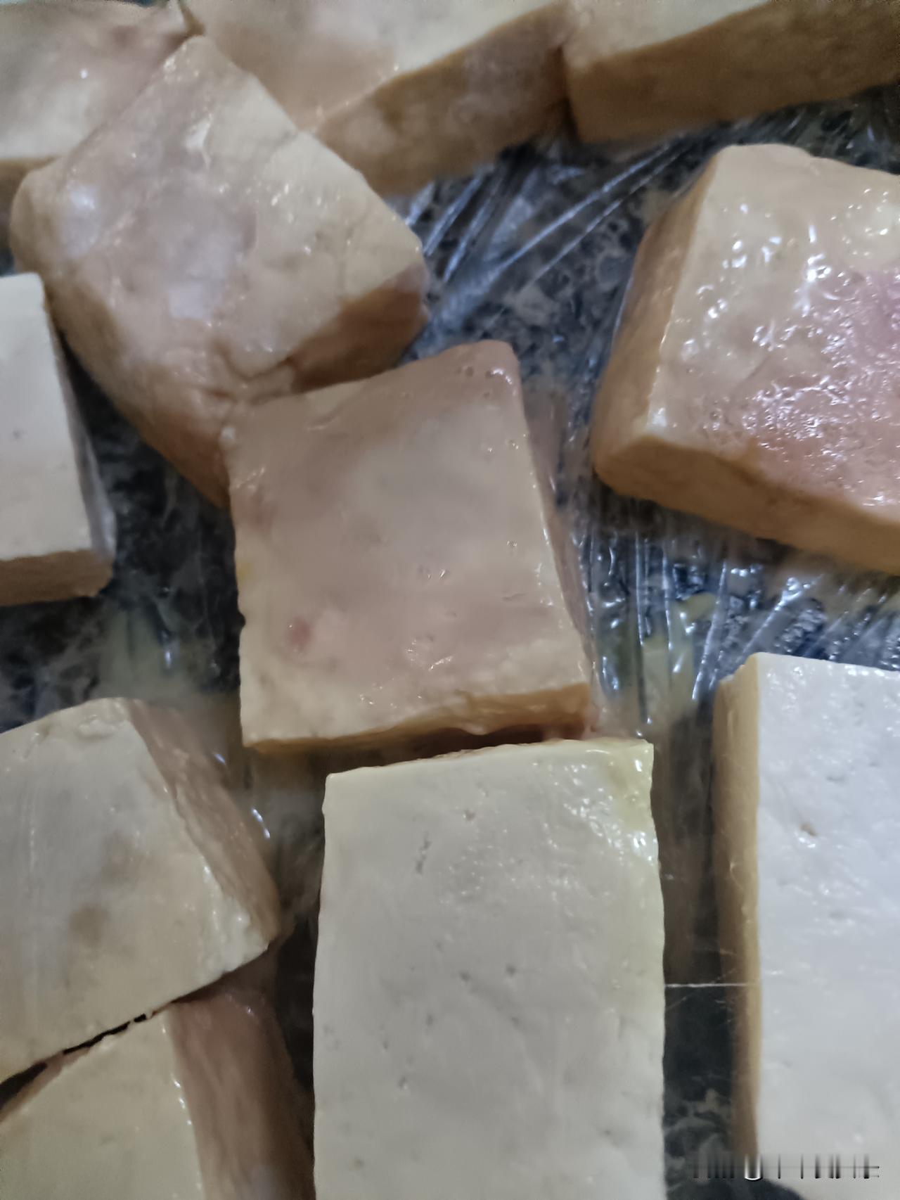 又开始做腐乳了，这个豆腐我发酵了10天，有红色的包衣了，而且豆腐也发空了，把佐料