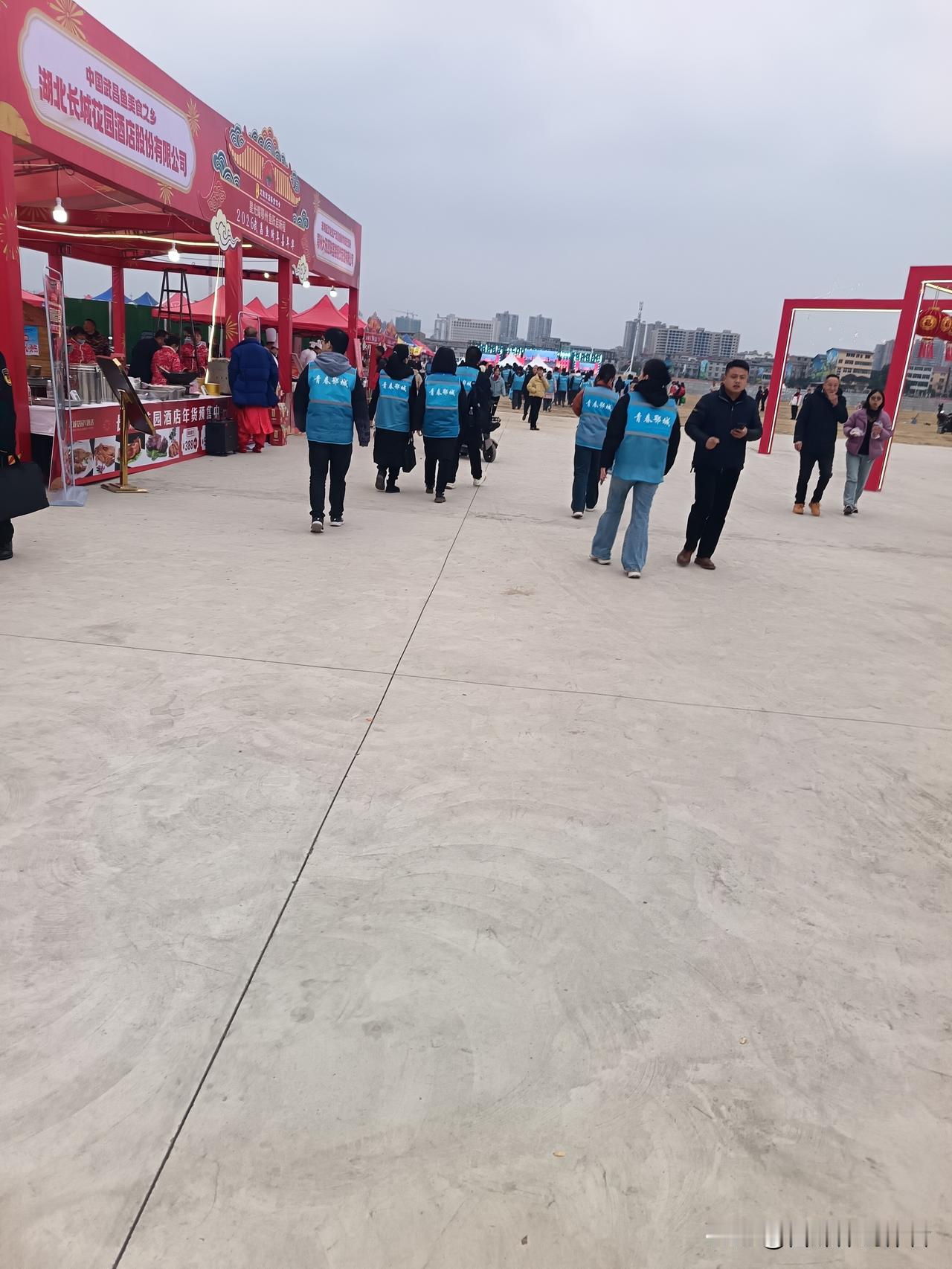 上句：张灯结彩送旧岁，盼请下联下句:搭台唱戏迎新年