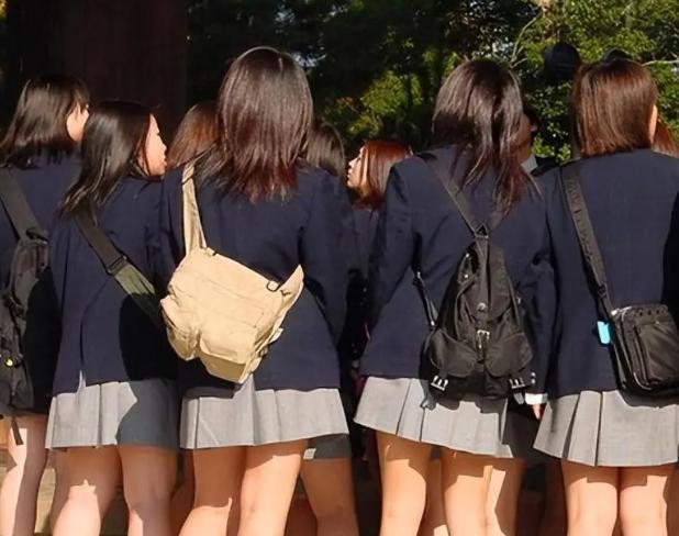中方曾呼吁谨慎前往日本，复旦大学冯玮却高调建议中国学生赴日，并把这种与中国政府提
