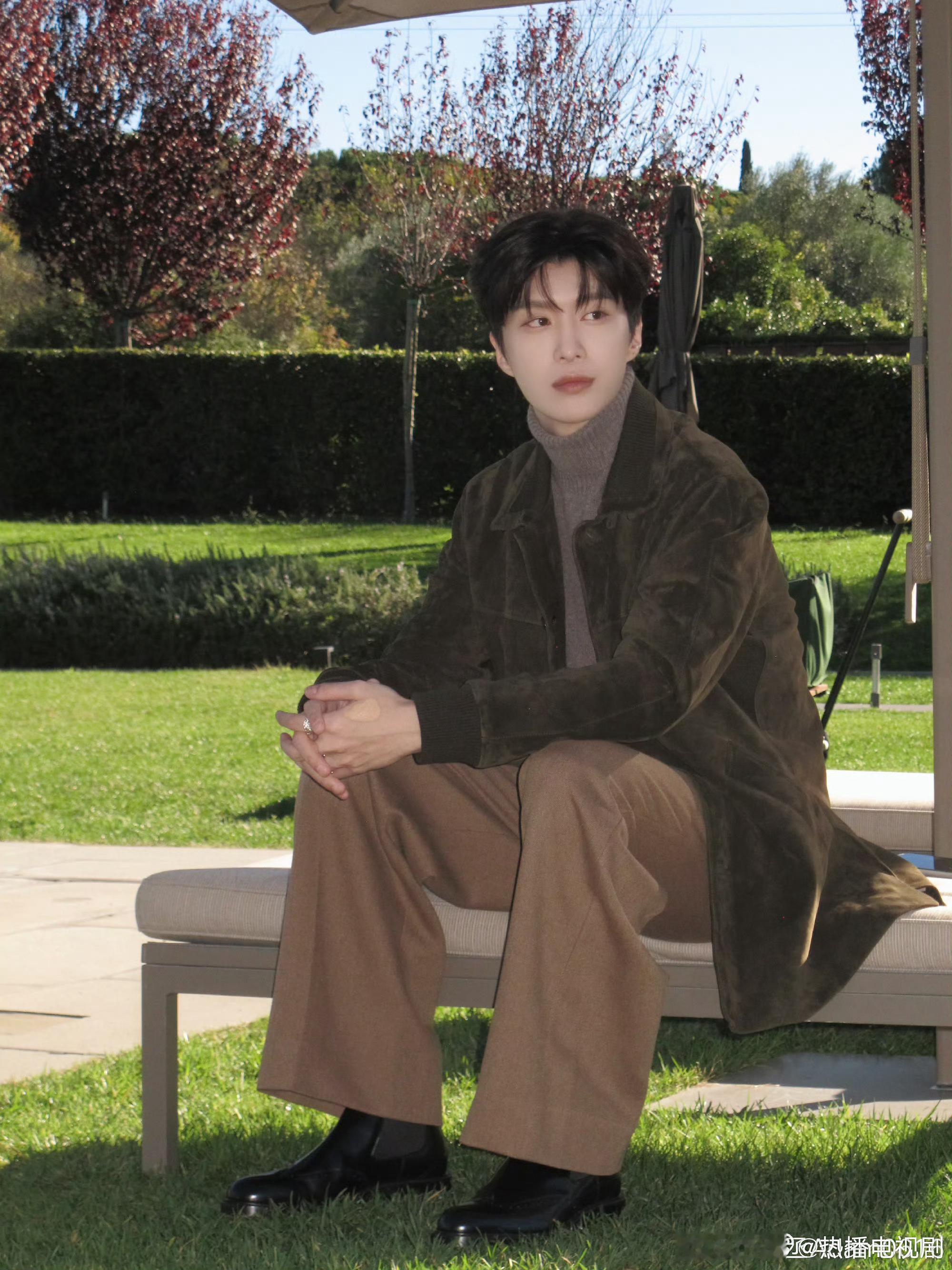 范丞丞哪是复仇摇分明是在偷心 这哪是复仇摇，明明是心动狙击摇！范丞丞舞台表现力真