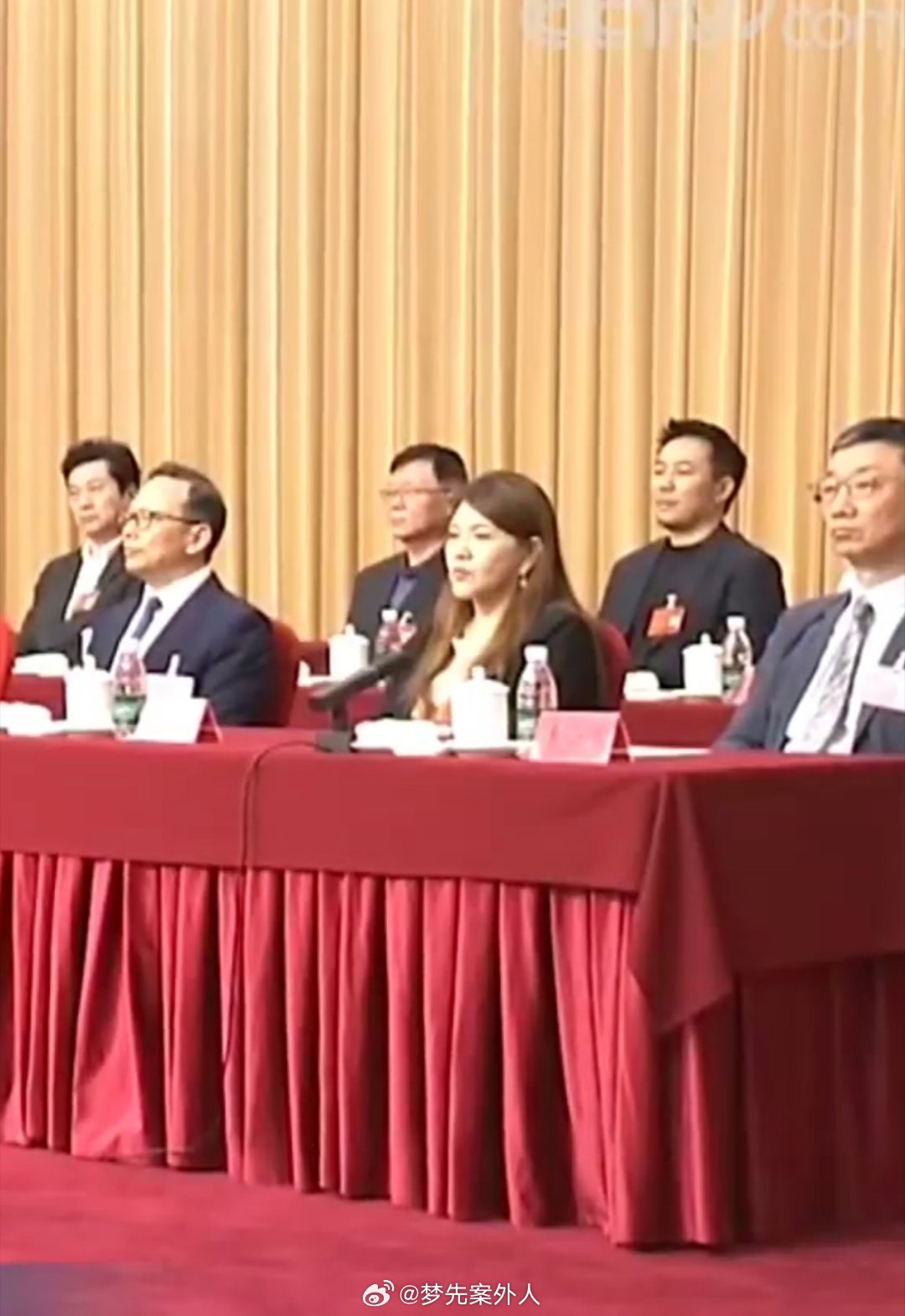 怎么还没出理事会名单前面有麦克风还坐的这么c是不是有职务啊啊啊啊啊急急急急急急！