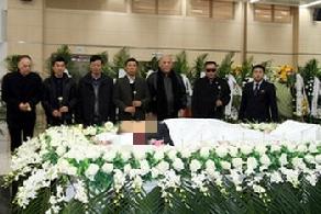 2012年，“足坛名将”王后军葬礼上，一张罕见的镜头，众多球迷、同事前来送别，现