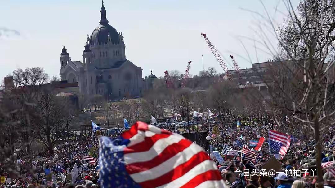 全美50州爆发大规模“不要国王”抗议活动，超三千场集会同步举行，民众走上街头高喊