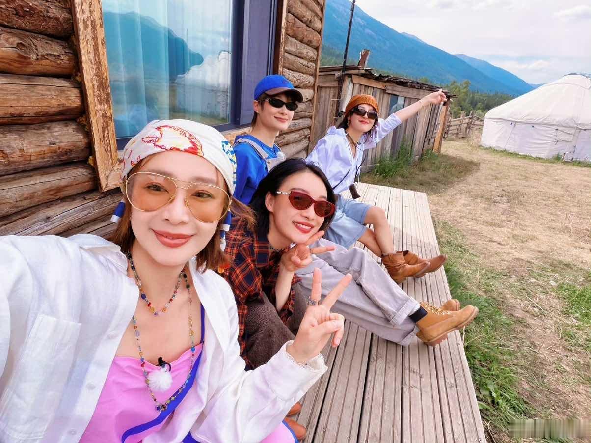 李宇春辛芷蕾高叶倪妮旅途毕业李宇春辛芷蕾高叶倪妮毕业照 李宇春辛芷蕾高叶倪妮旅途