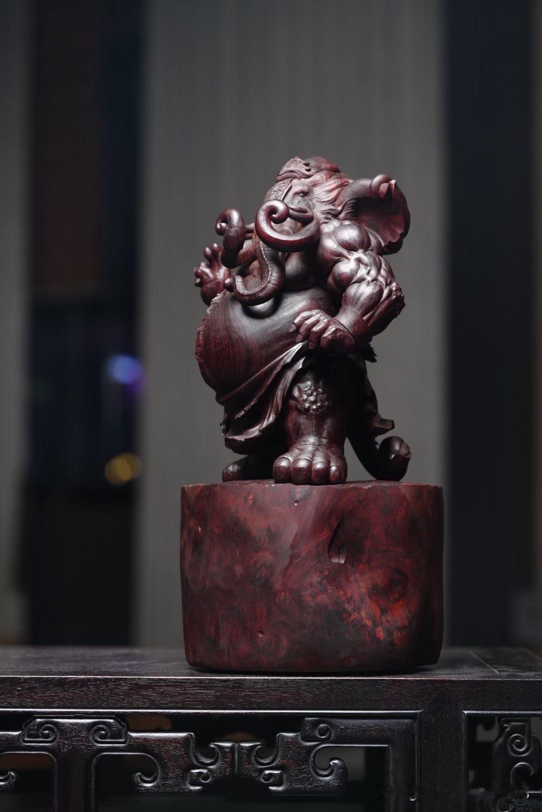 有些雕刻，一眼惊艳，却很快看完。
也有些，是越看越沉，越看越安。

这尊象神，更