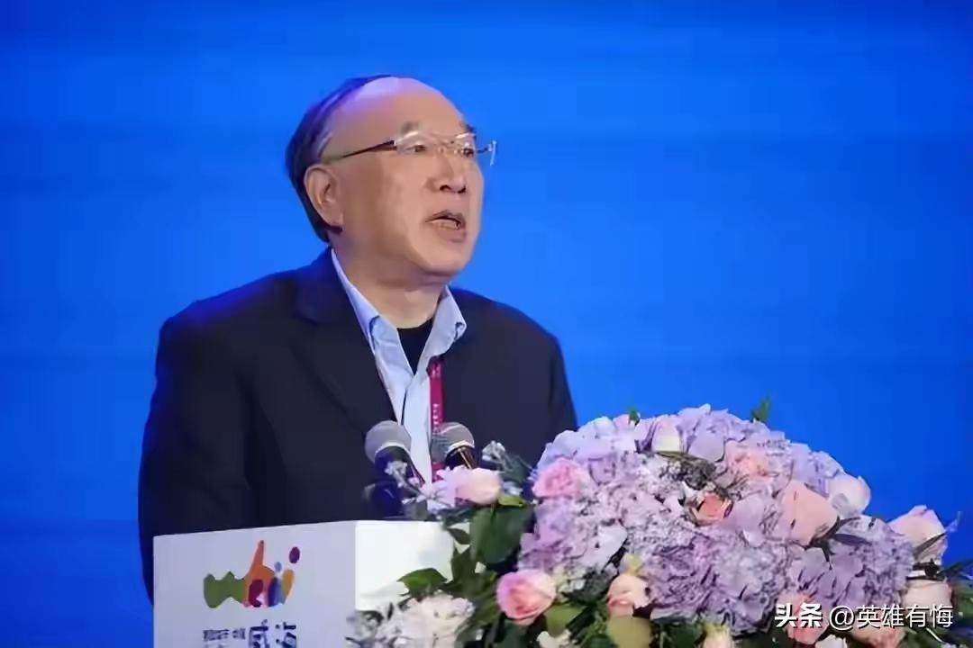 明天和意外究竟哪个最先到来是困扰很多预言家多年的难题。著名经济学家黄专家11月1