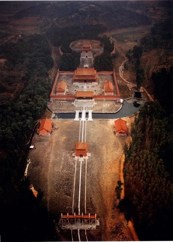 千古一帝康熙怎么也想不到自己的身后事竟如此惨不忍睹！康熙帝所在的清东陵在1928