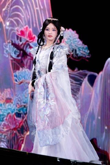 黄霄雲蝴蝶仙子黄霄雲古风氛围感蝴蝶仙子这套古风造型适配度很高，黄霄雲在演唱会舞台