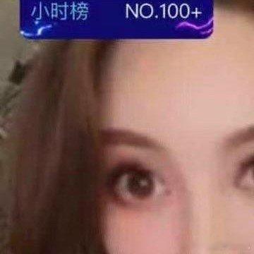 叶珂很早就直播了，以前的她也大大的眼睛，画着浓浓的妆，只不过没有现在这般精致。 